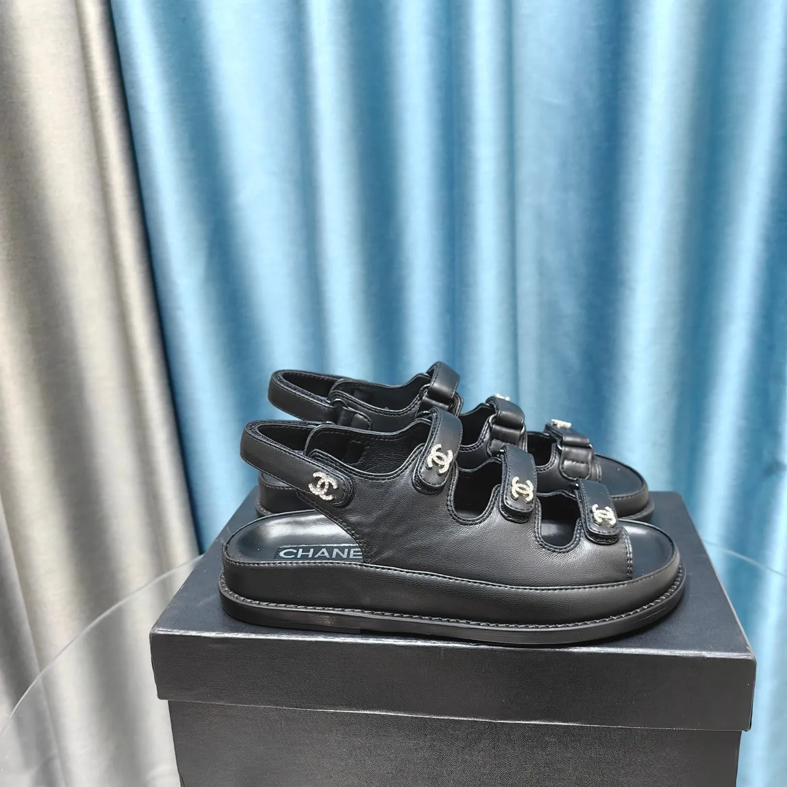 👟👟Ex-factory price 480👟👟 𝐂𝐡a𝐧𝐞𝐥 / Chanel 25ss spring and summer classic! Beach shoes are a hit all over the internet! The latest model from the counter, even on the feet, still makes me willing to buy it. Only after buying it will I know how fashionable it is. It must be ranked among the most popular models. It is invincible in all seasons. Various bloggers and Internet celebrities can see the matching styles. It is a super recommended model! This collection is available now. Purchased for 10600! Full-layer luxury leather outsole, original material! In eco-friendly sheepskin! Welcome to compare! Official catalog: Number of yards: 35-41, all equipped with top-notch counter-grade packaging!